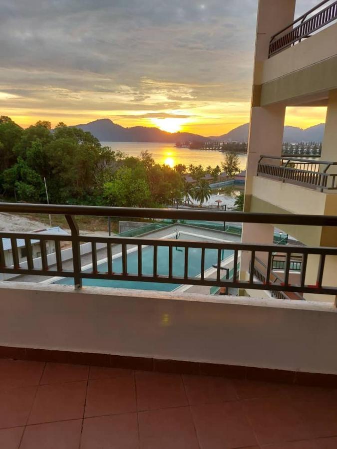 Marina Heights Seaview Resort Lumut Exterior foto